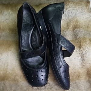 Black slip on ballerina flats w side stitching.